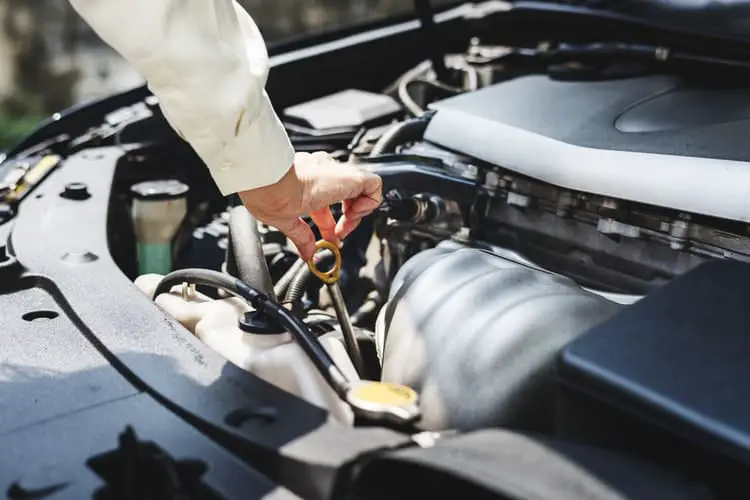 Inject the Cleaning Fluid to he car engine